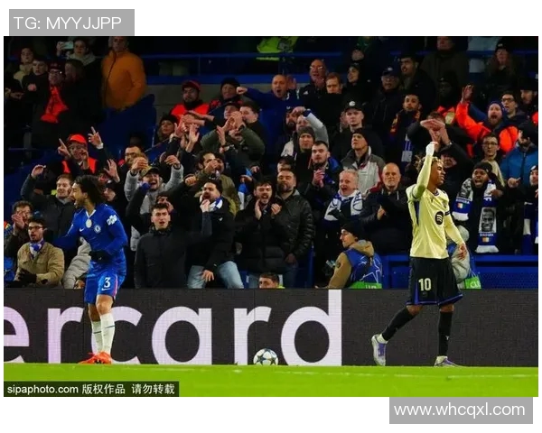 足球明星们欢聚一堂尽情滑草庆祝胜利时刻的精彩瞬间