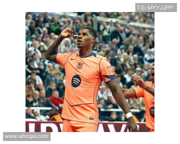 足球明星在比赛中的失控瞬间令人瞩目，情绪波动引发争议与讨论