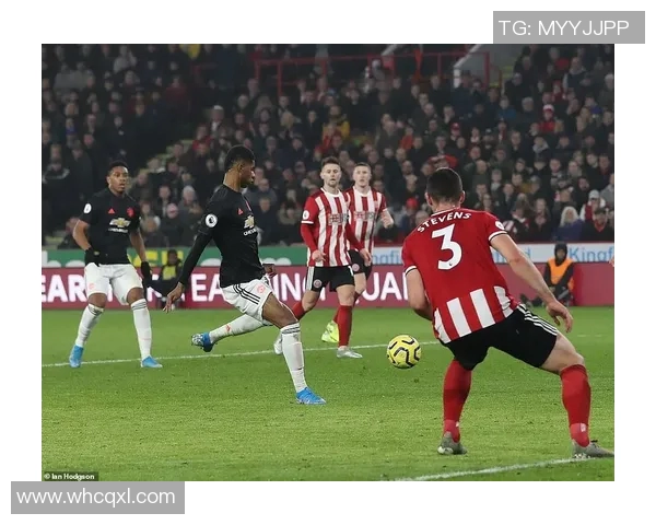 足球明星私生活曝光引发热议社交媒体上掀起舆论风暴